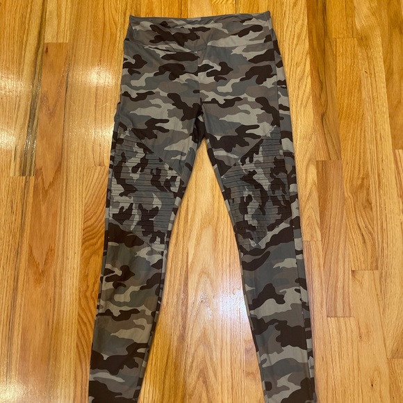 💜 5 for $25 or 3 for $18 camouflage motto leggings - Picture 3 of 6